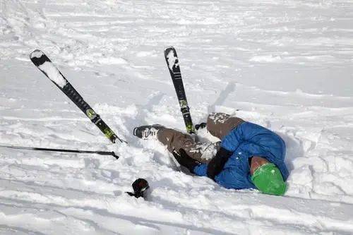 五歲兒童隨舅舅滑野雪遭遇不幸身亡，引發(fā)社會關(guān)注與反思，五歲兒童滑野雪不幸身亡，引發(fā)社會關(guān)注和反思