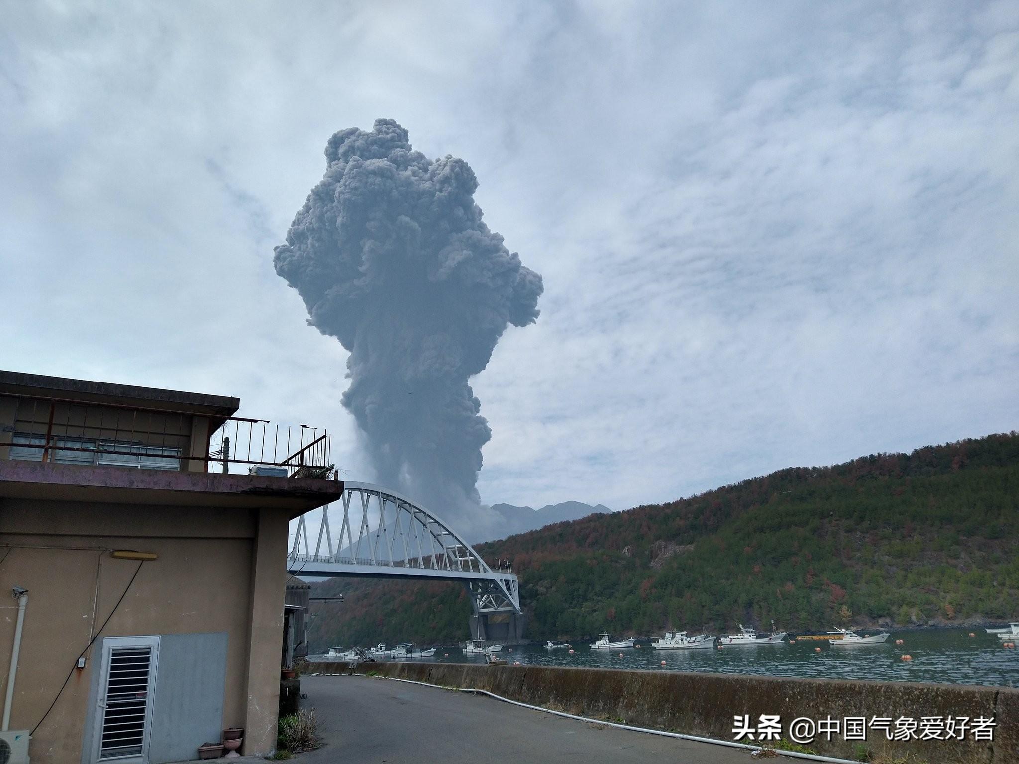 日本火山噴發(fā)灰柱高達(dá)3400米，自然的熱烈力量展現(xiàn)，日本火山熱烈噴發(fā)，灰柱直沖云霄，展現(xiàn)自然震撼力量