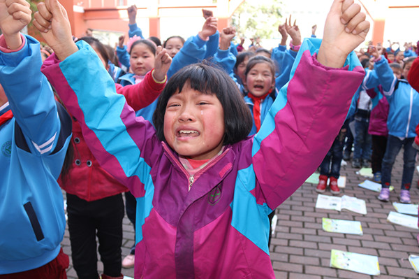 小學(xué)生考100分喜極而泣，一份努力，一份收獲，小學(xué)生努力取得滿分，喜極而泣，一份努力，一份收獲